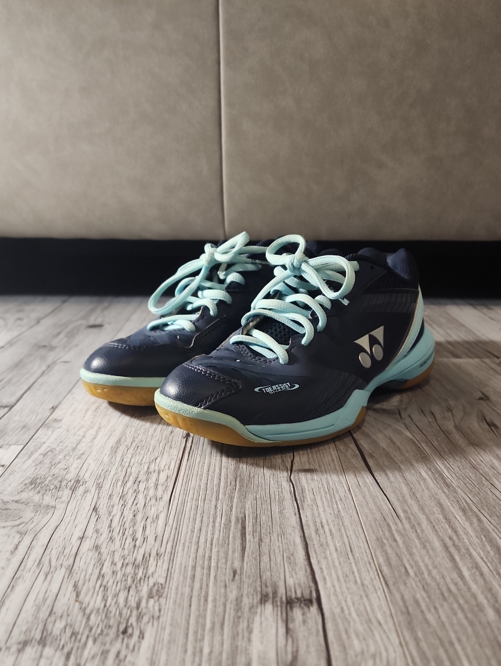 Yonex Women's Navy and Mint Low-Profile Athletic Court Shoes
